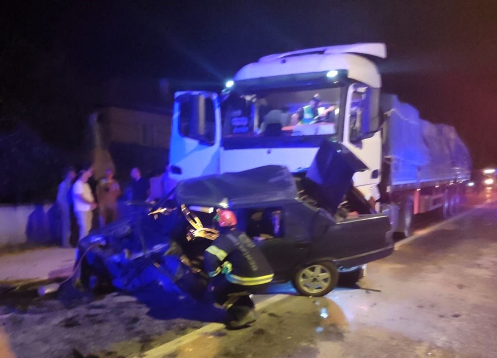 KAZA YAPAN OTOMOBİLLERE TIR ÇARPTI: 1 ÖLÜ, 1 YARALI