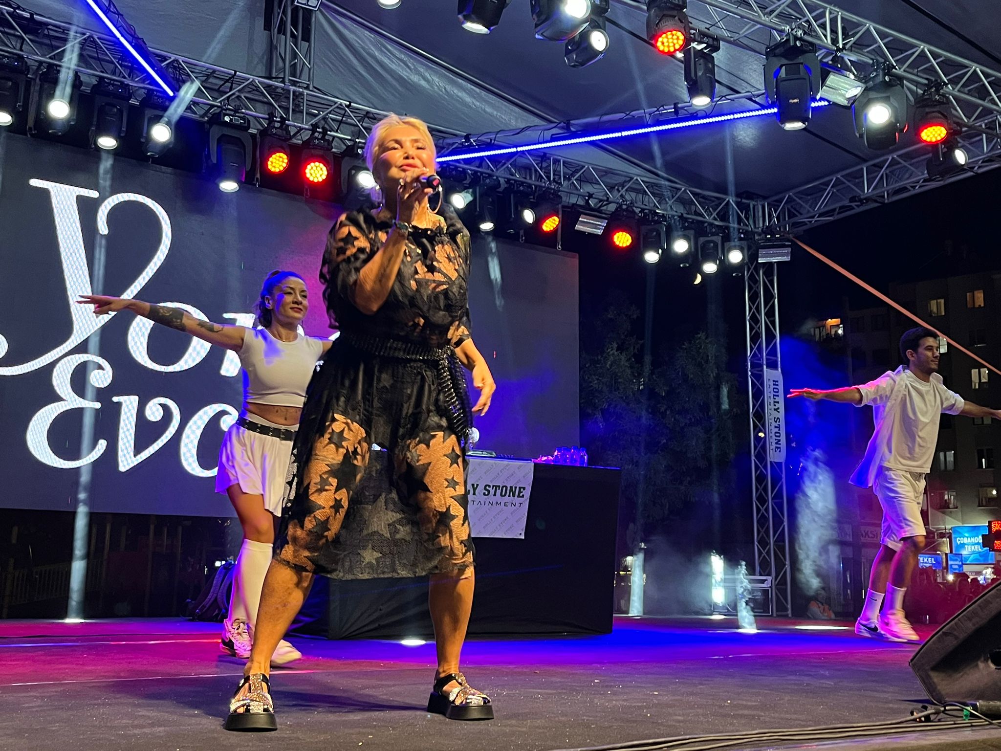 Yonca Evcimik Afyonkarahisarlılara Nostaljik Bir Gece Yaşattı