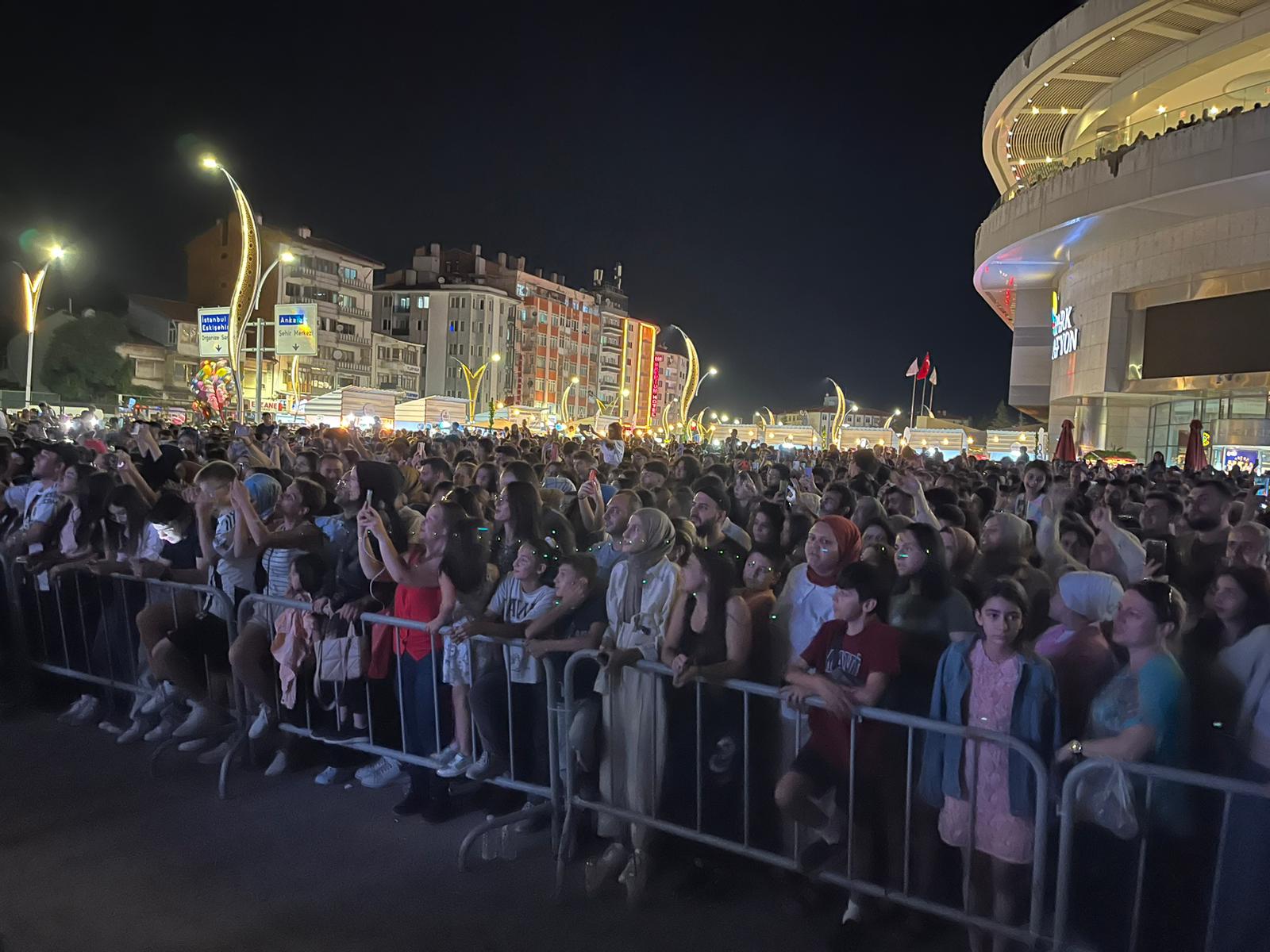 Yonca Evcimik Afyonkarahisarlılara Nostaljik Bir Gece Yaşattı