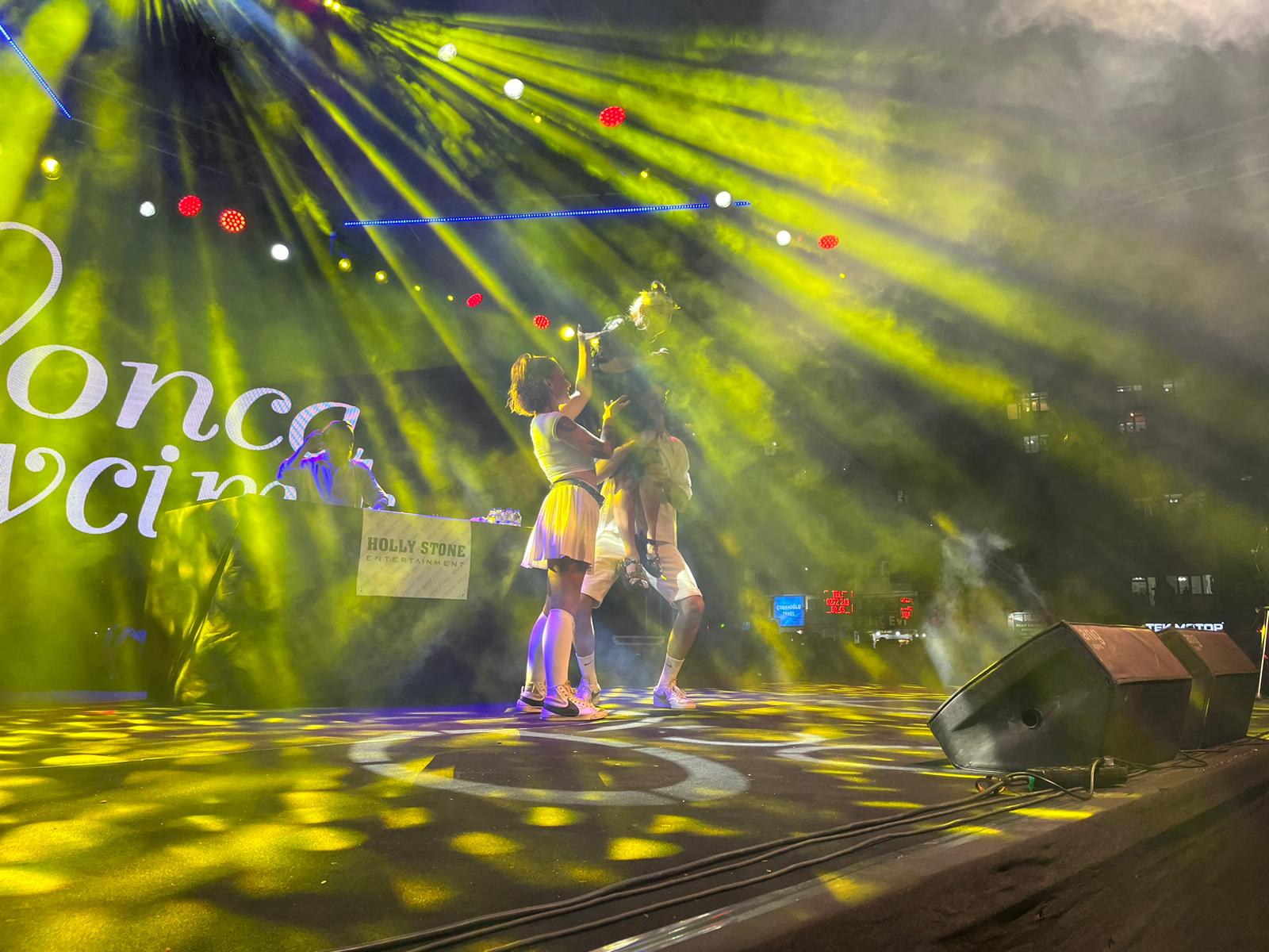 Yonca Evcimik Afyonkarahisarlılara Nostaljik Bir Gece Yaşattı