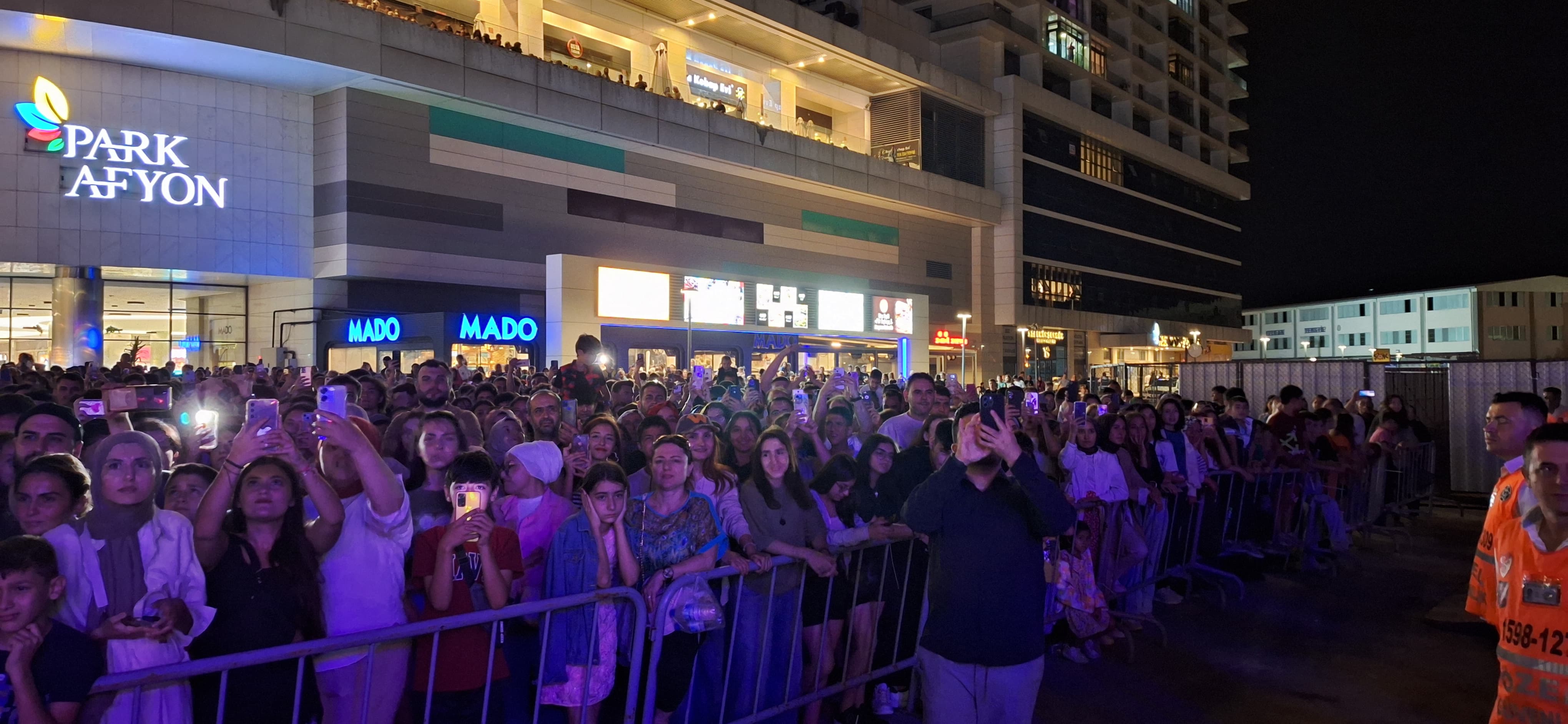 Yonca Evcimik Afyonkarahisarlılara Nostaljik Bir Gece Yaşattı