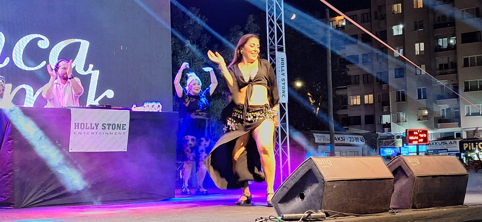 Yonca Evcimik'in Sahnesi Afyonkarahisarlıları Büyüledi