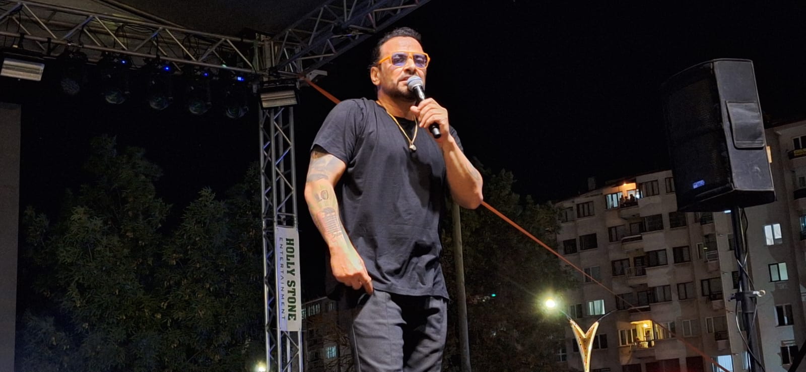 ALİ GÜVEN SAHNEDE 90’LARA GÖTÜRDÜ