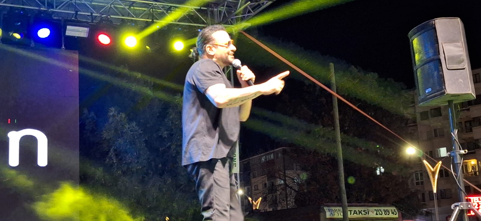 ALİ GÜVEN SAHNEDE 90’LARA GÖTÜRDÜ