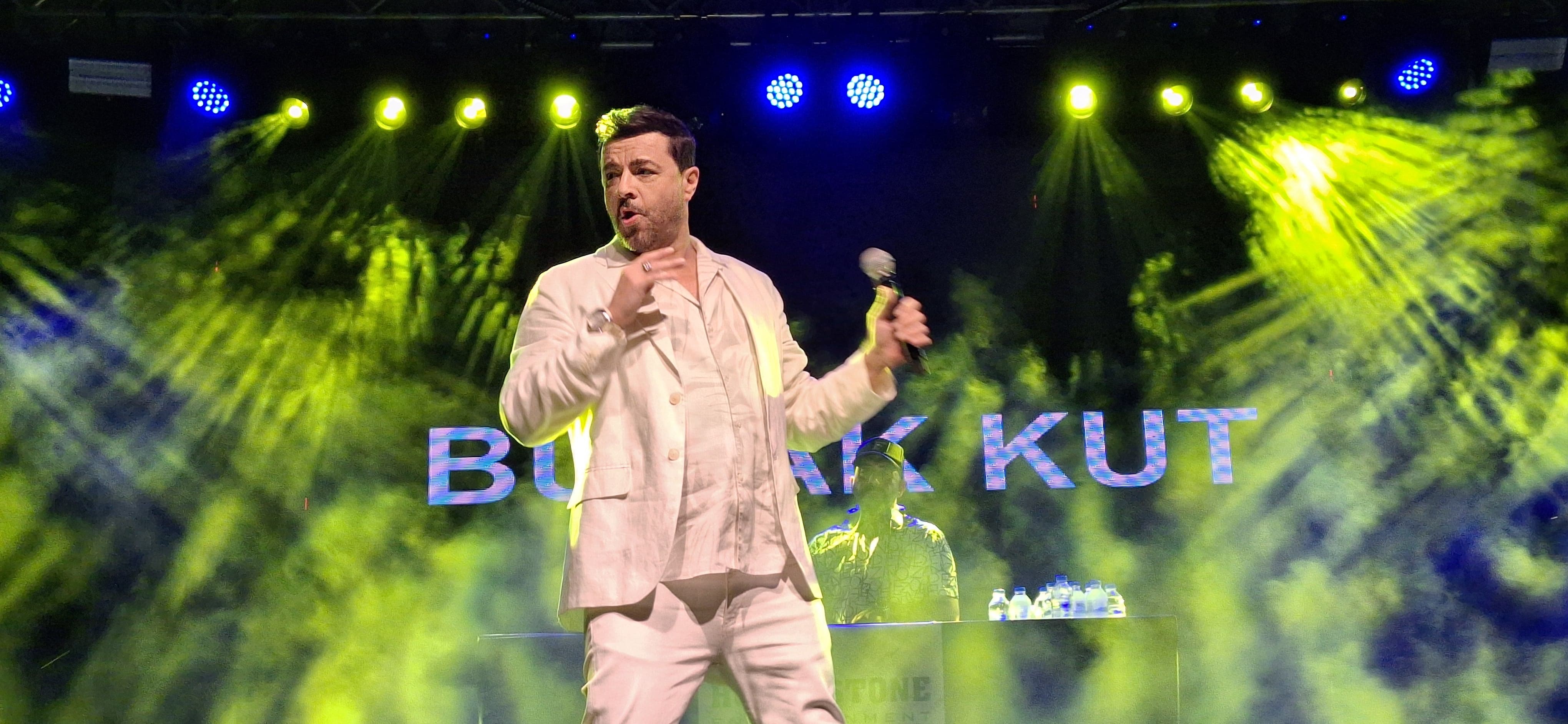 Burak Kut, 30. Sanat Yılında Afyonkarahisar'da Coşkuyu Zirveye Taşıdı
