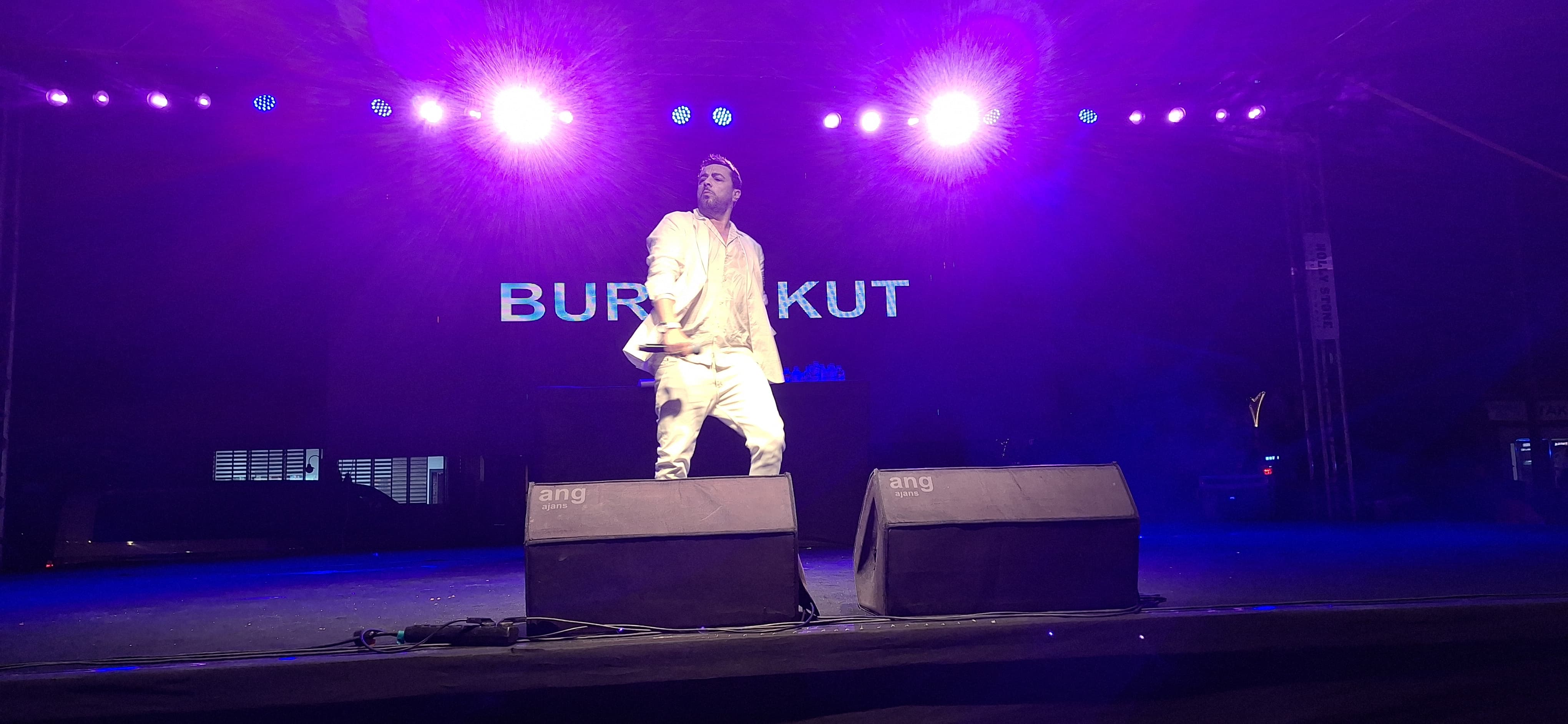 Burak Kut, 30. Sanat Yılında Afyonkarahisar'da Coşkuyu Zirveye Taşıdı