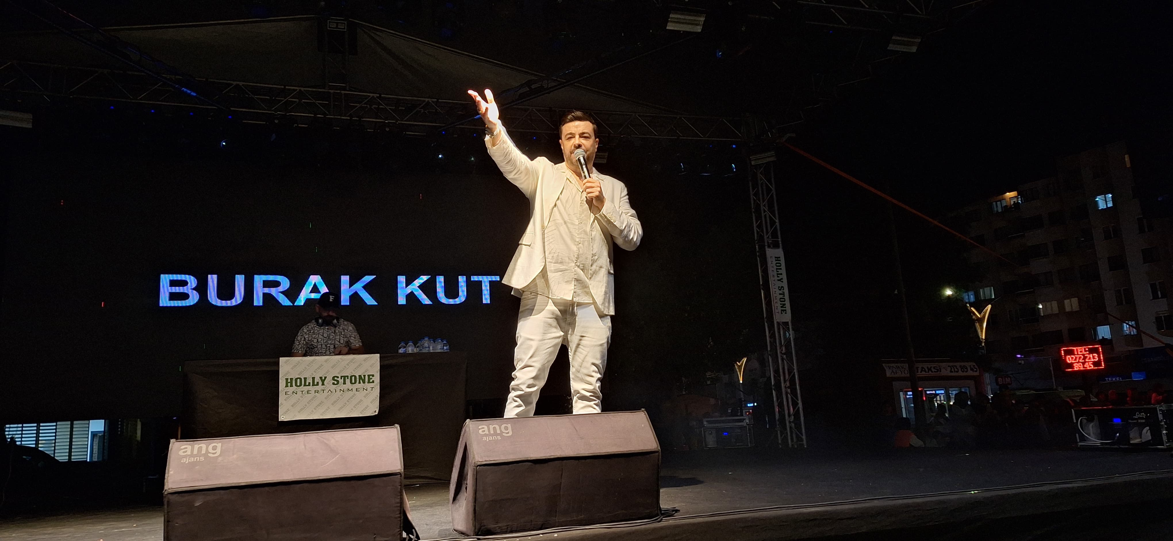 Burak Kut, 30. Sanat Yılında Afyonkarahisar'da Coşkuyu Zirveye Taşıdı