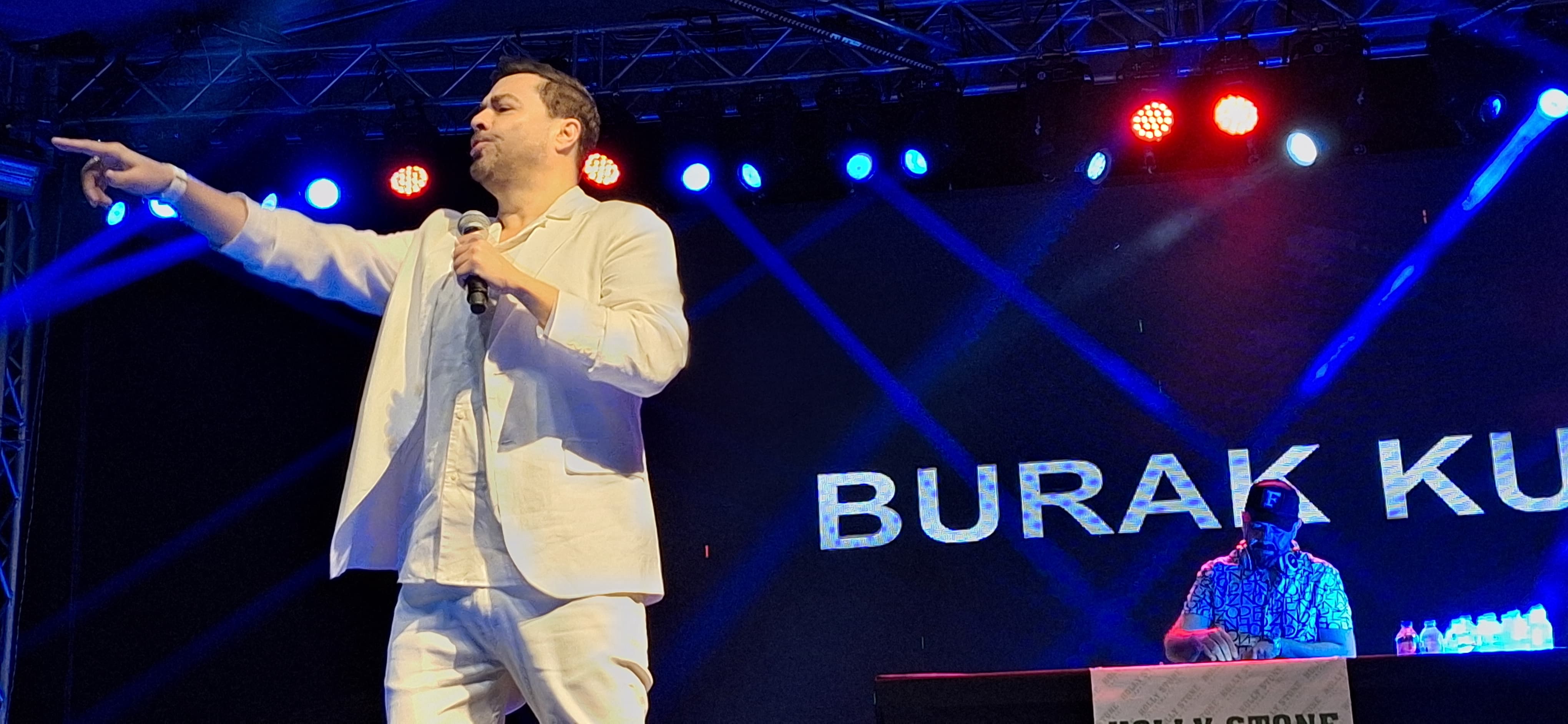 Burak Kut, 30. Sanat Yılında Afyonkarahisar'da Coşkuyu Zirveye Taşıdı