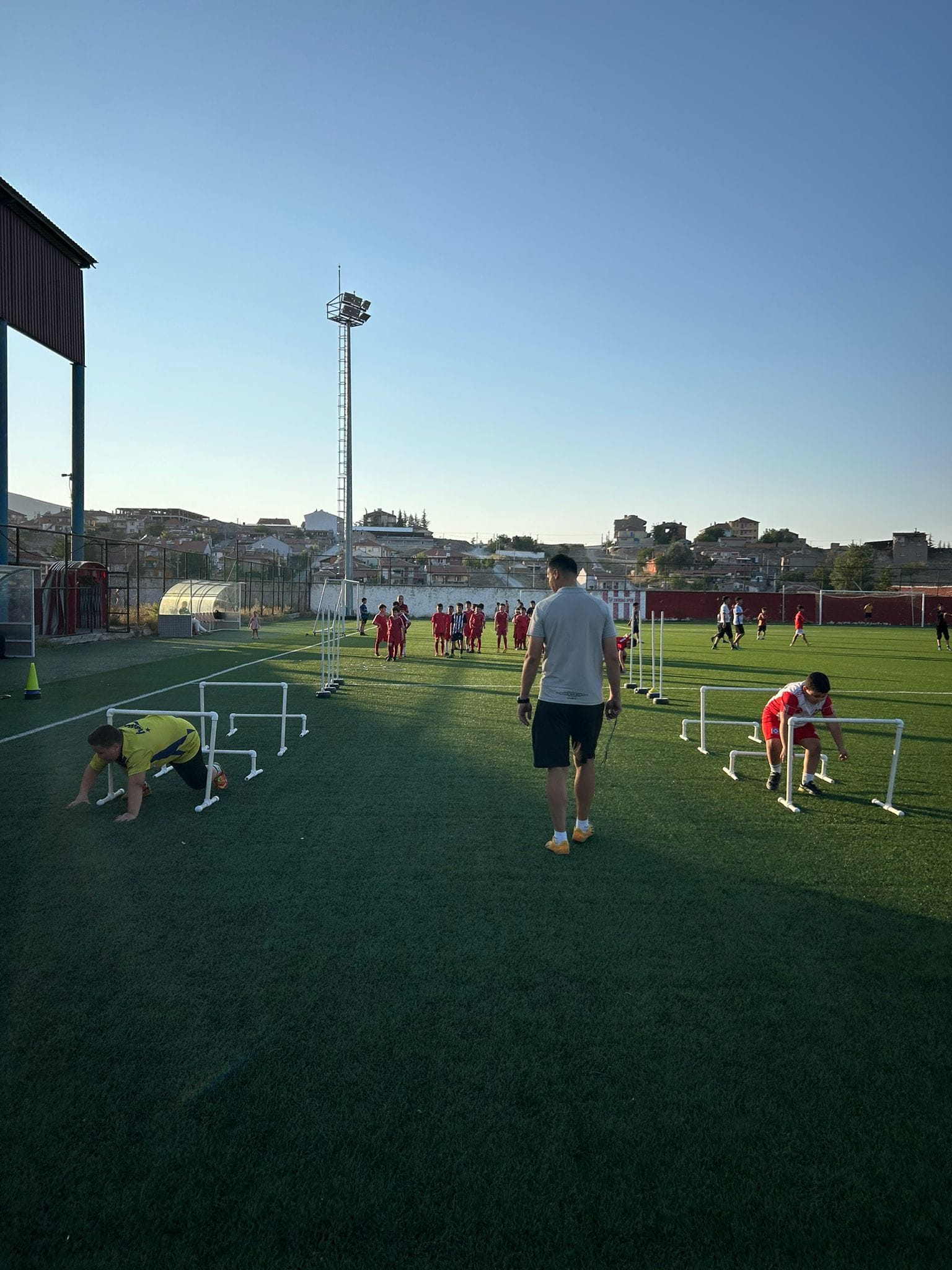 Emirdağ Belediyesi Yaz Spor Okulları'nda Eğitimler Devam Ediyor