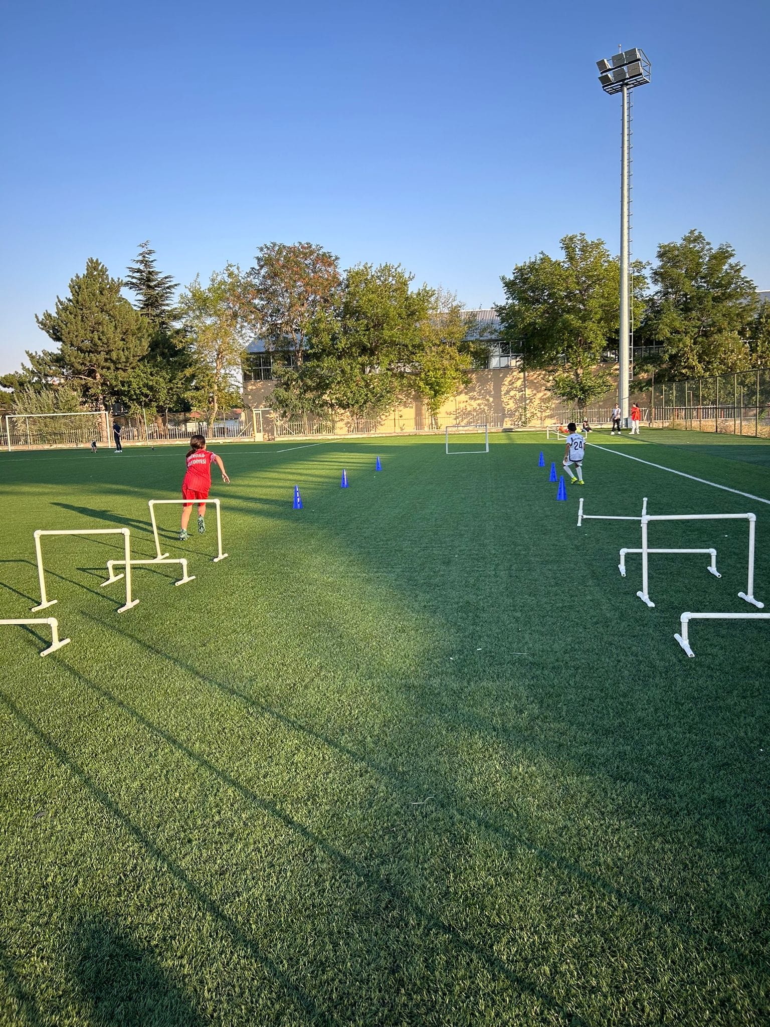 Emirdağ Belediyesi Yaz Spor Okulları'nda Eğitimler Devam Ediyor
