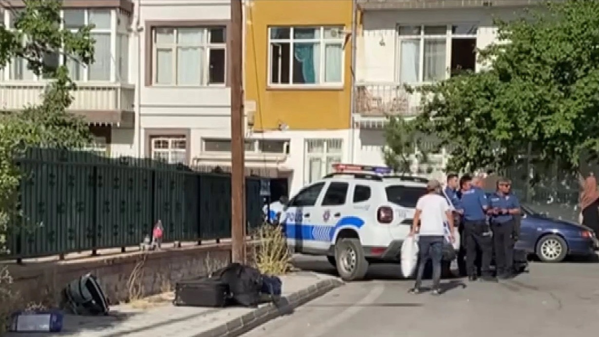 Evden Ayrılmak İsteyen Eşini Sokak Ortasında Bıçakladı