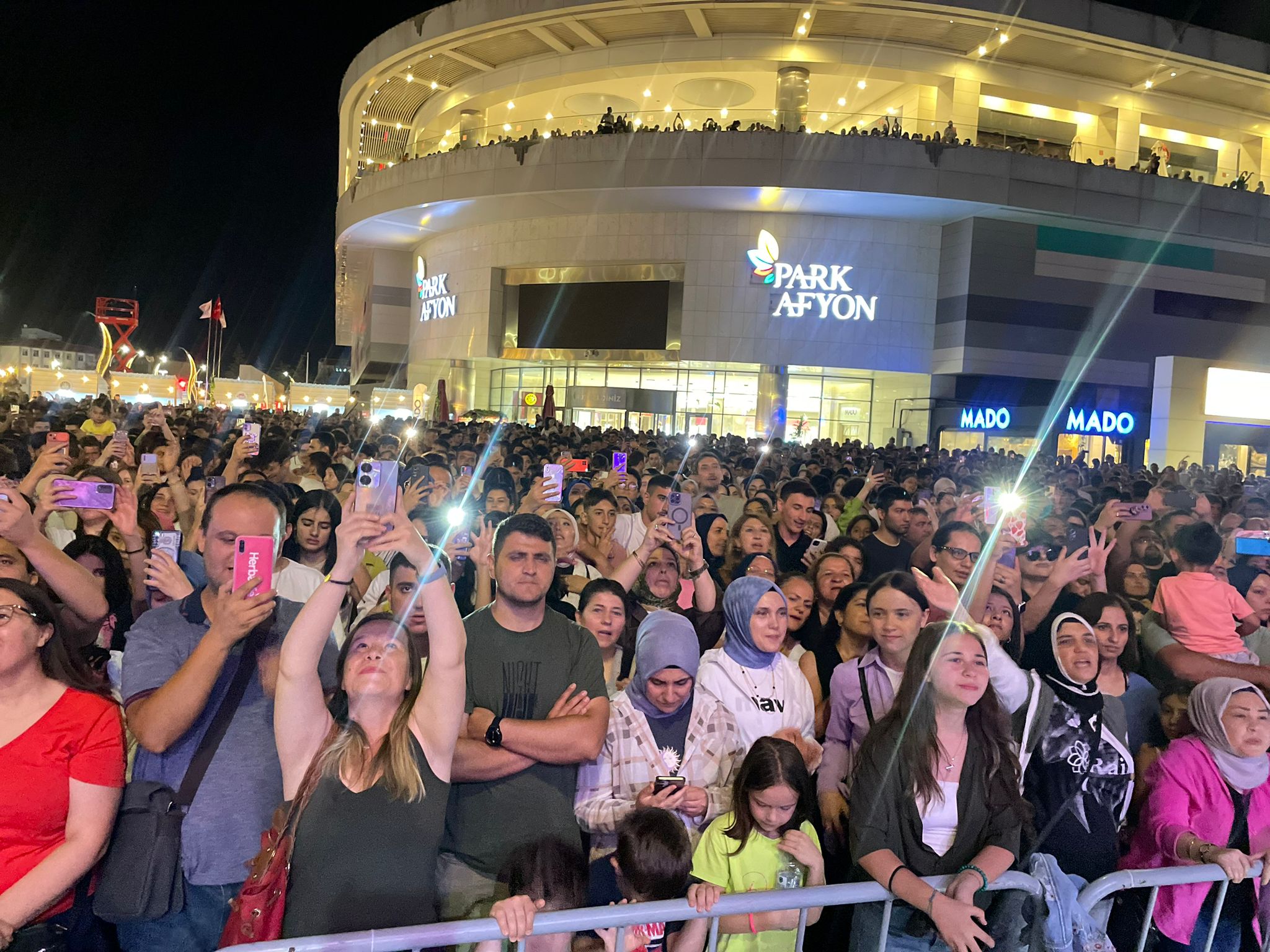 AYNA GRUBU AFYON'DA SAHNE ALDI