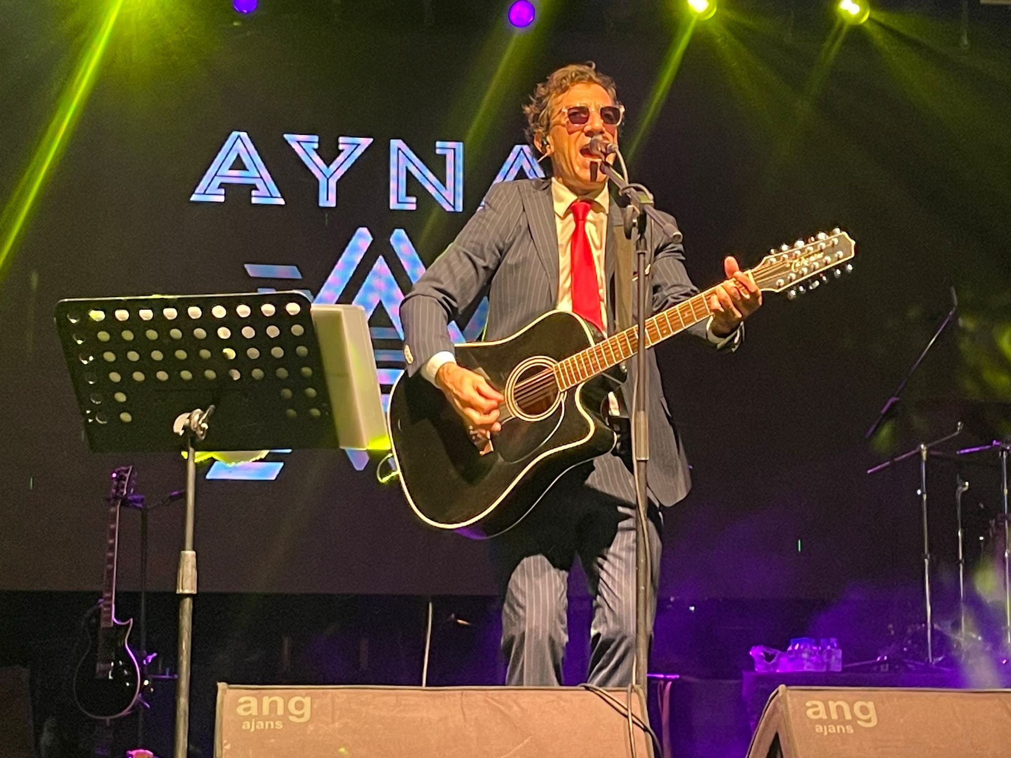 AYNA GRUBU AFYON'DA SAHNE ALDI