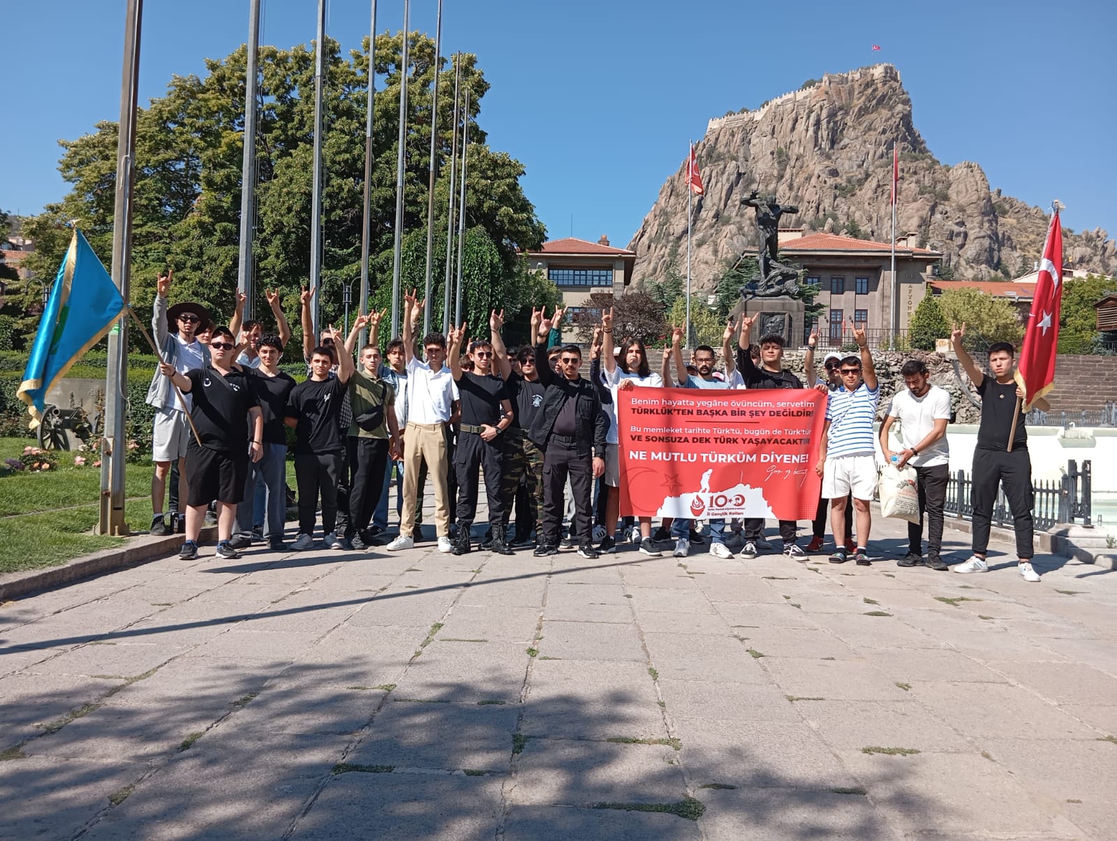 ZAFER PARTİSİ ATASINI UNUTMADI : ONLAR ÇOKSA BİZLER TÜRKÜZ