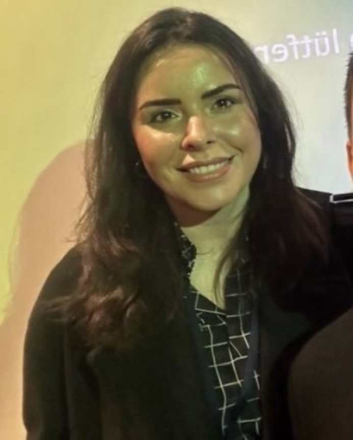 ARA SOKAKTA AŞIRI HIZ YAPTI! TAKLA ATIP YOLDA YÜRÜYEN GENÇ KADININ AĞIR YARALANMASINA NEDEN OLDU