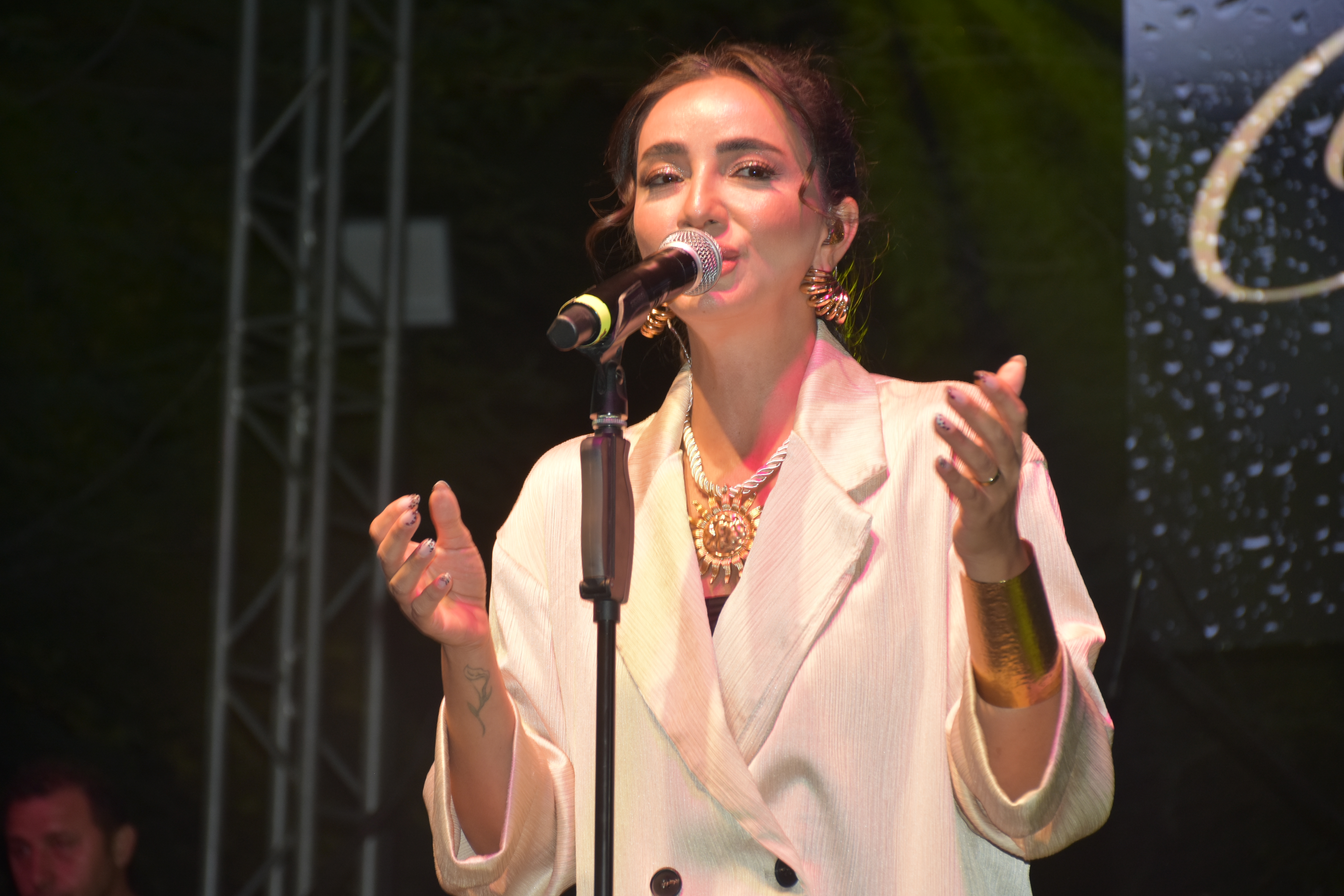 Sanatçı Öykü Gürman Afyonkarahisar'da Konser Verdi