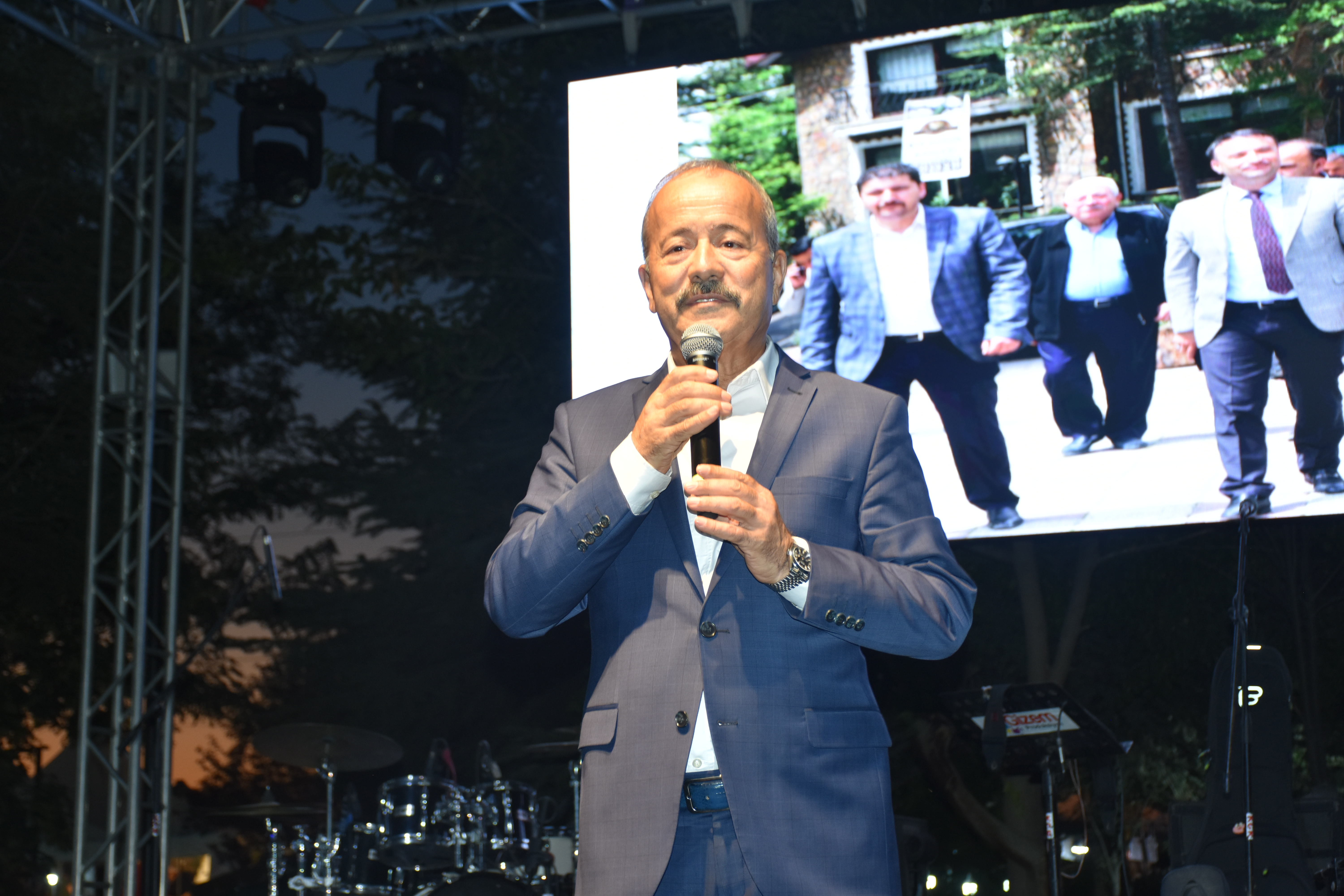Sanatçı Öykü Gürman Afyonkarahisar'da Konser Verdi