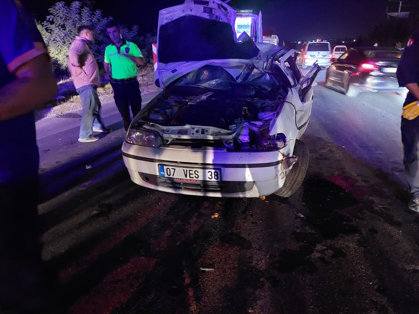 Afyonkarahisar'da Tırın Dorsesine Çarpan Otomobildeki 5 Kişi Yaralandı
