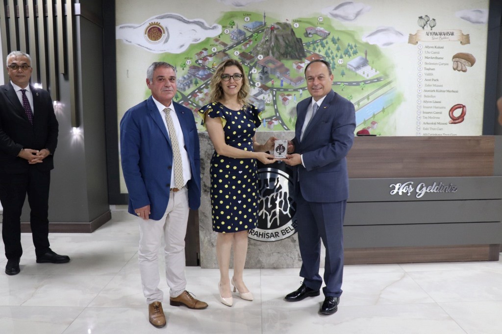 AEV BELEDİYE BAŞKAN YARDIMCILARINA HAYIRLI OLSUN ZİYARETİNDE BULUNDU