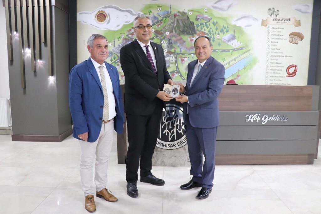 AEV BELEDİYE BAŞKAN YARDIMCILARINA HAYIRLI OLSUN ZİYARETİNDE BULUNDU