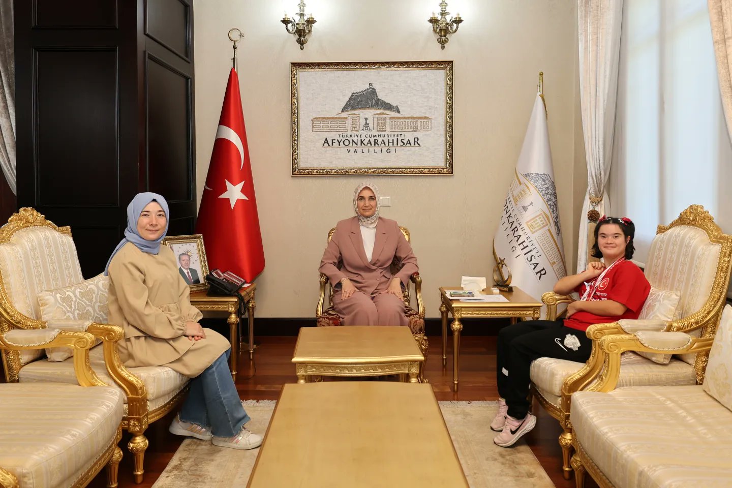 Afyonkarahisar Valisi, Down Sendromlu Sporcu Merve Uzun ve Ablasını Makamında Ağırladı