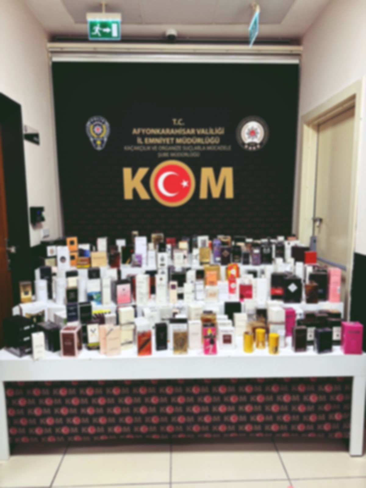 AFYON'DA BİNLERCE KAÇAK PARFÜM YAKALANDI