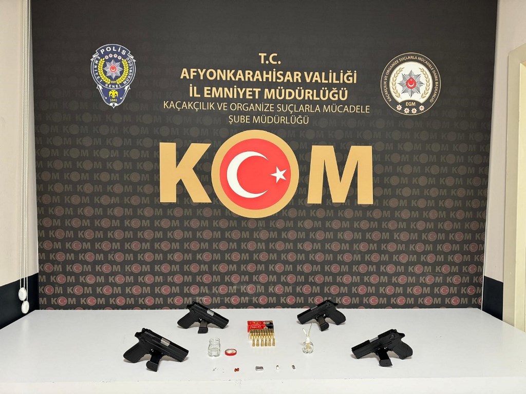 ŞÜPHE ÜZERİNE DURDURULAN ARAÇTAN 4 RUHSATSIZ TABANCA VE MERMİ ÇIKTI