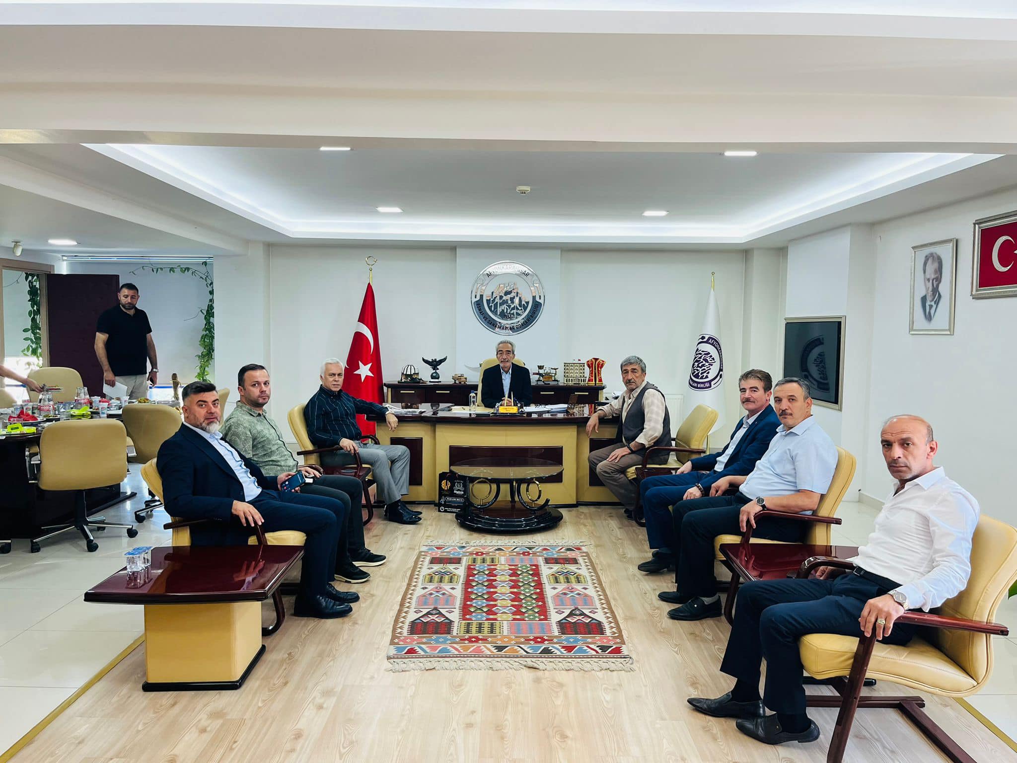 BAŞKAN ÜSTÜN'Ü ZİYARET ETTİLER