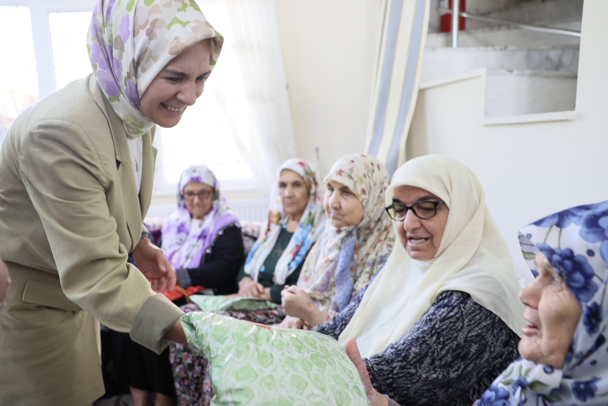 Bakan Göktaş Aymelek Derneği'ni Ziyaret Etti