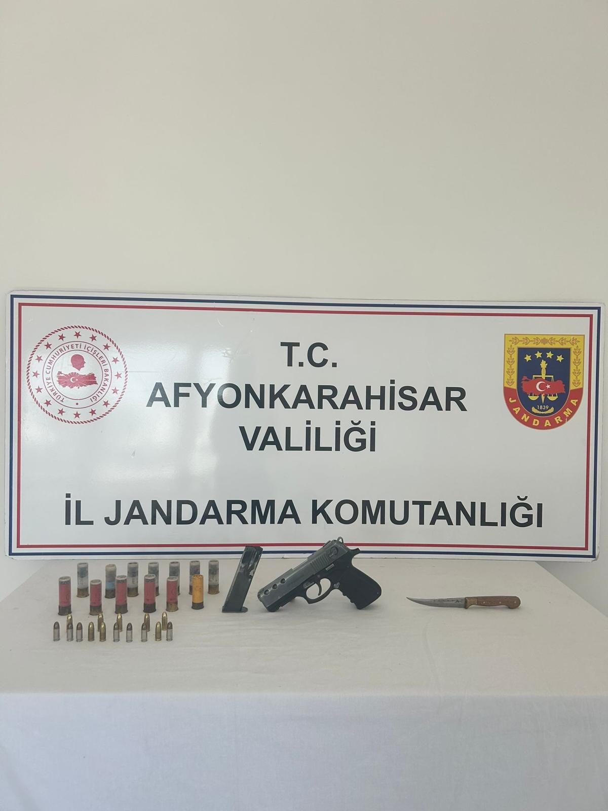 KASTEN YARALAMA ŞÜPHELİSİ RUHSATSIZ TABANCA VE BIÇAKLA YAKALANDI