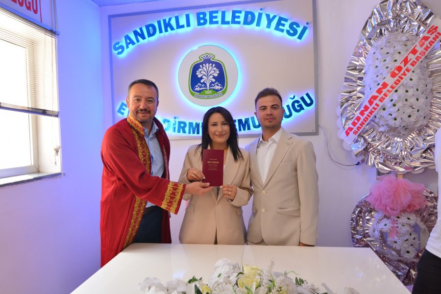 BAŞKAN ÖZTAŞ ÇİFTLERİN MUTLULUĞUNA ORTAK OLDU
