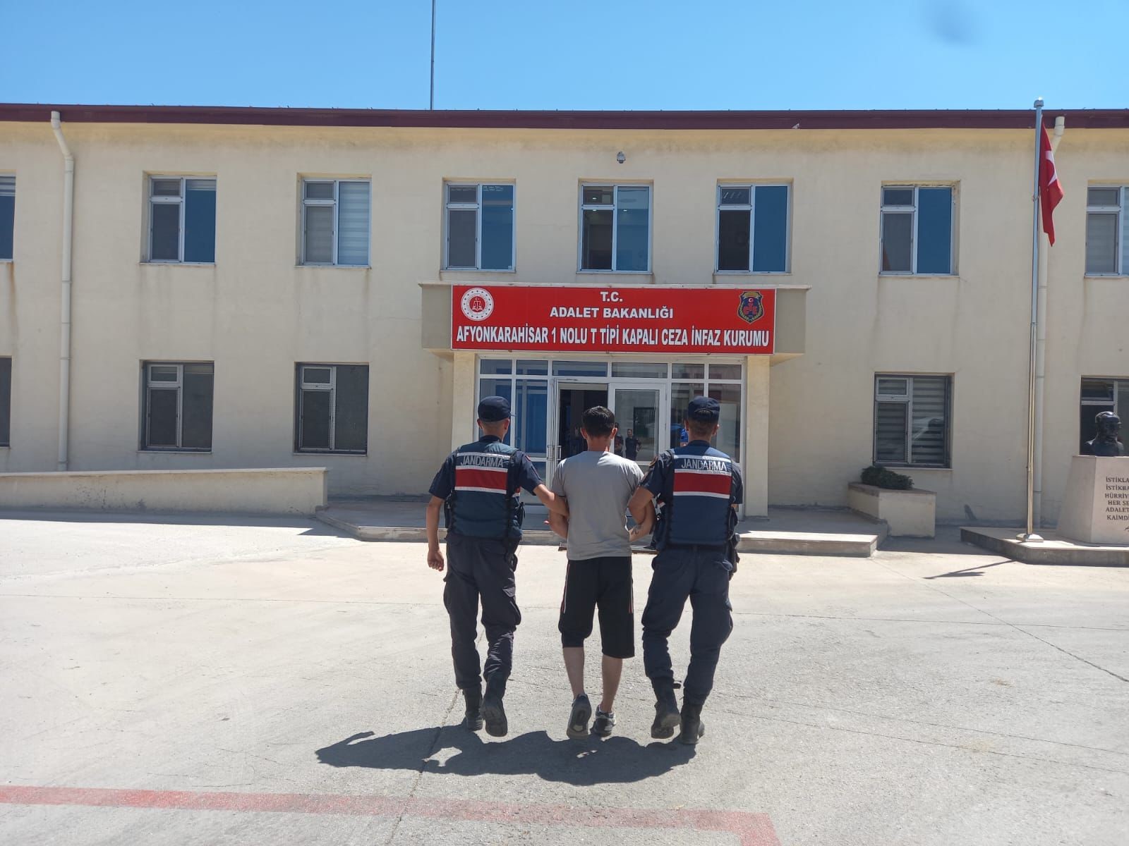 Afyon'da Kaçak Şahsın Saklandığı Gizli Bölme Jandarmayı Şaşkına Çevirdi