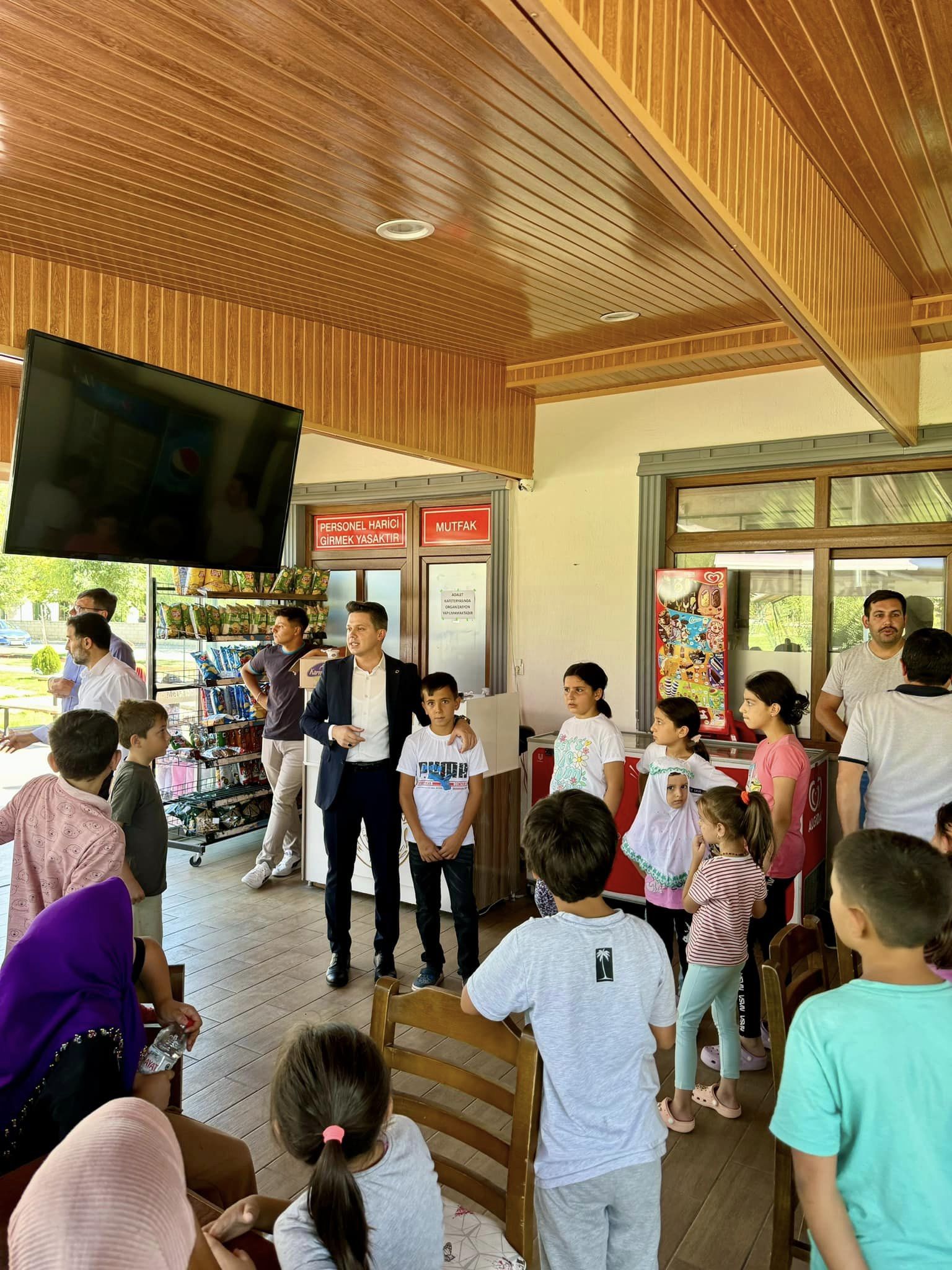 Dondurma İkramı Başkan Ağabeylerinden Geldi