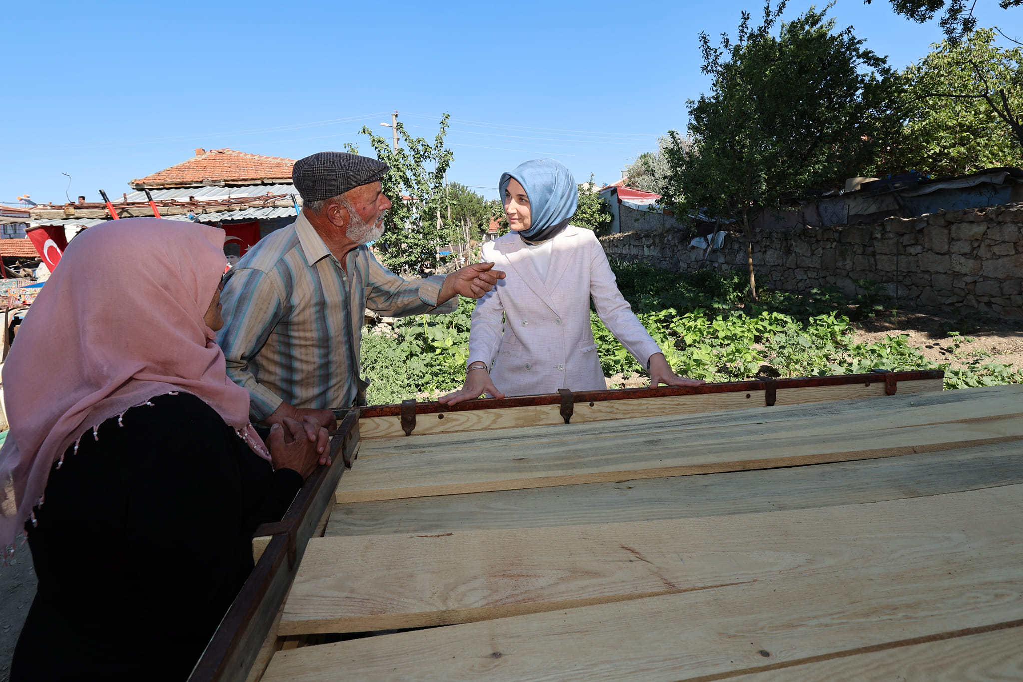 VALİ YİĞİTBAŞI, 75 YAŞINDAKİ MARANGOZ USTASI RÜŞTÜ DENİZ'İN ATÖLYESİNİ ZİYARET ETTİ