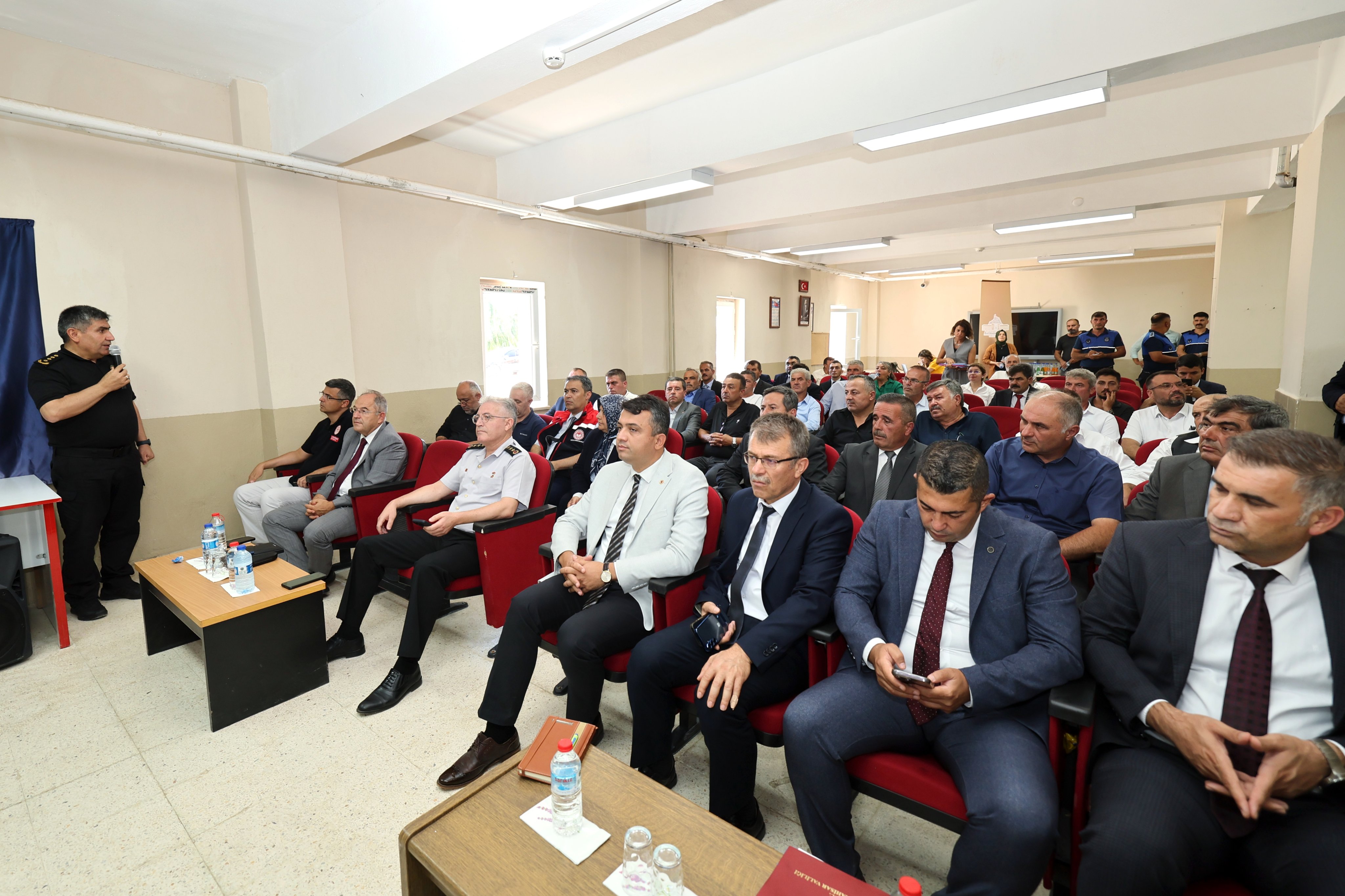 VALİ YİĞİTBAŞI MUHTARLARLA BİR ARAYA GELDİ