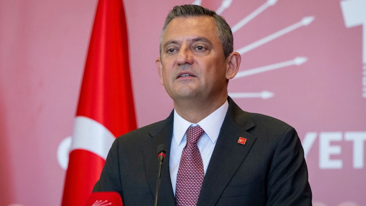 CHP Lideri Özel’in Ayağı Kırıldı
