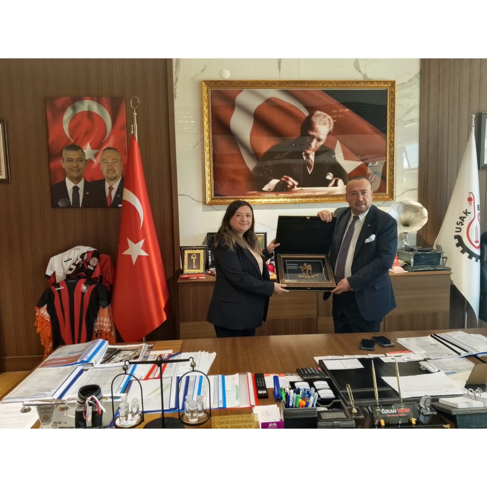 BAŞKAN UĞURLU UŞAK BELEDİYE BAŞKANI'NA ZİYARETTE BULUNDU