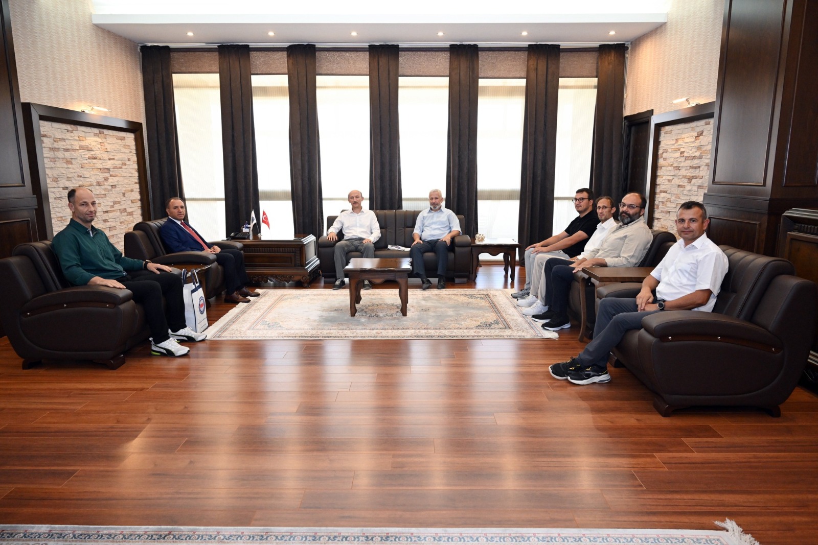 REKTÖR KARAKAŞ KONUKLARINI YERİNDE AĞIRLADI
