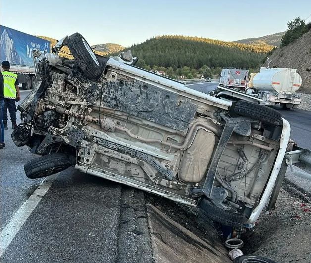 AFYON'DA TAKLA ATAN OTOMOBİL'DEN ÇOK SAYIDA YARALI ÇIKTI