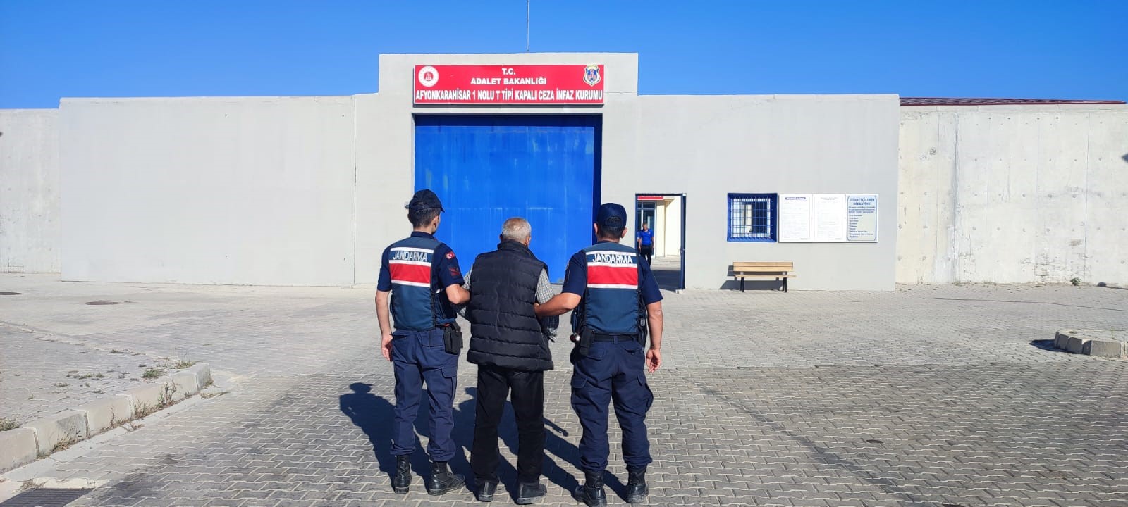 AFYON'DA KARI KOCA ÇİFT CİNSEL İSTİSMAR SUÇUNDAN TUTUKLANDI