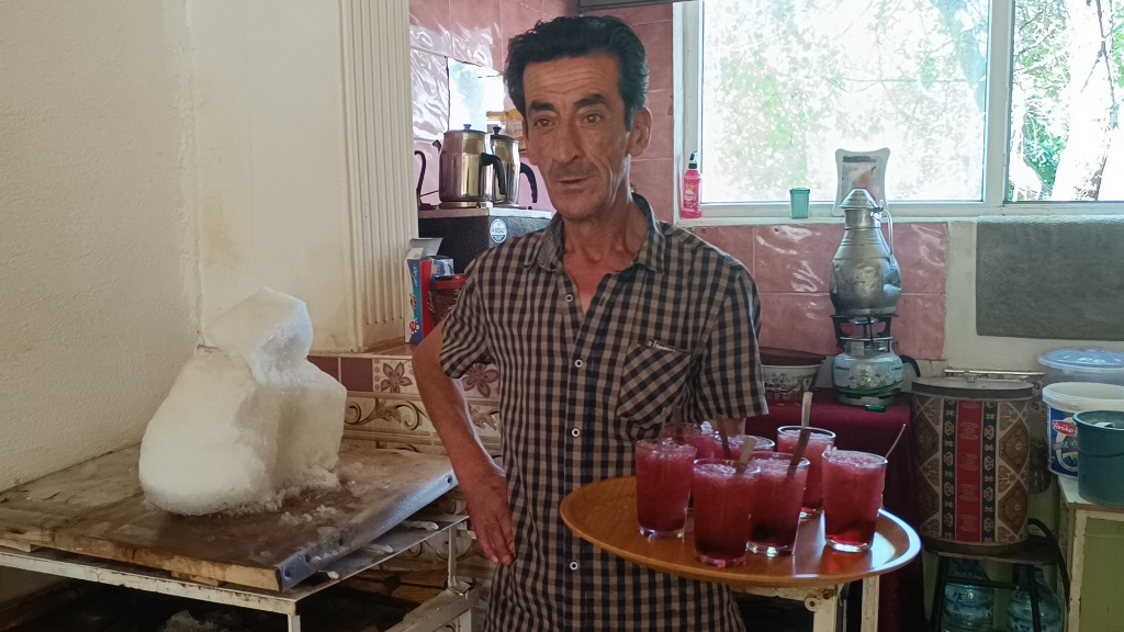 AFYONKARAHİSAR'DA KAR ŞERBETİ SERİNLETİYOR