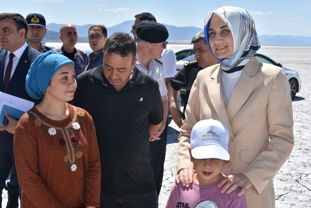 KUŞ CENNETİ OLARAK BİLİNEN ACIGÖL FLAMİNGOLARLA BİR BAŞKA GÜZEL