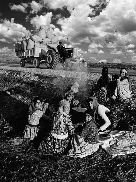 ARA GÜLER’İN FOTOĞRAFLARI ZAMANI AŞIYOR: İNSAN YAŞAMINA DAİR EŞSİZ BETİMLEMELER