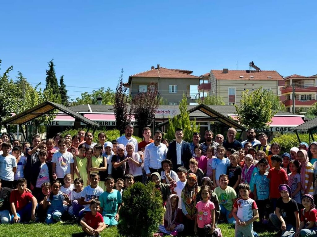 BAŞKAN ÇİÇEK ÖĞRENCİLERLE BULUŞTU