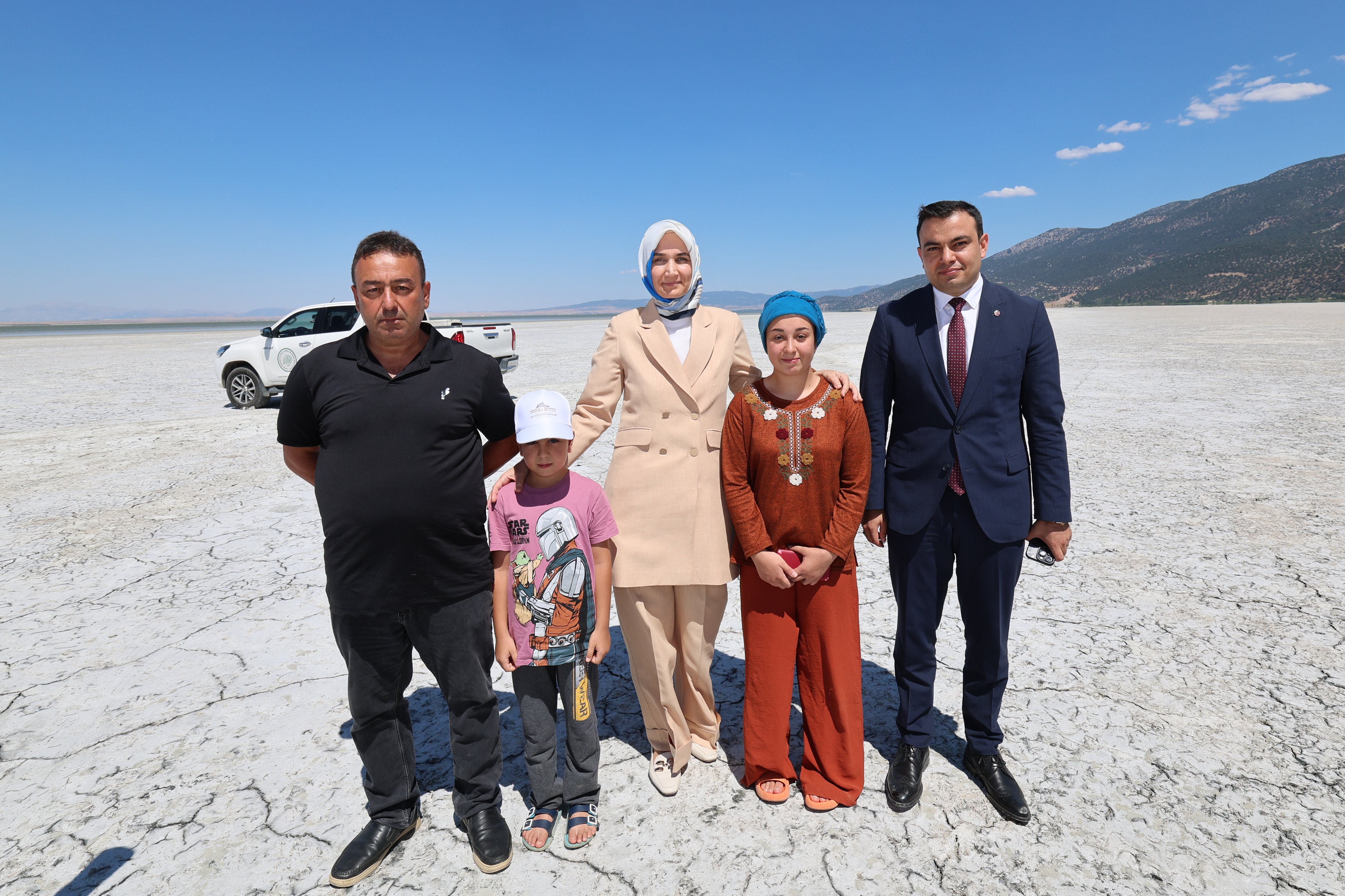 Vali  Yiğitbaşı, Acıgöl'ün Eşsiz Flamingo Uçuşlarını İzledi AA unutulmaz kareleri fotoğrafladı