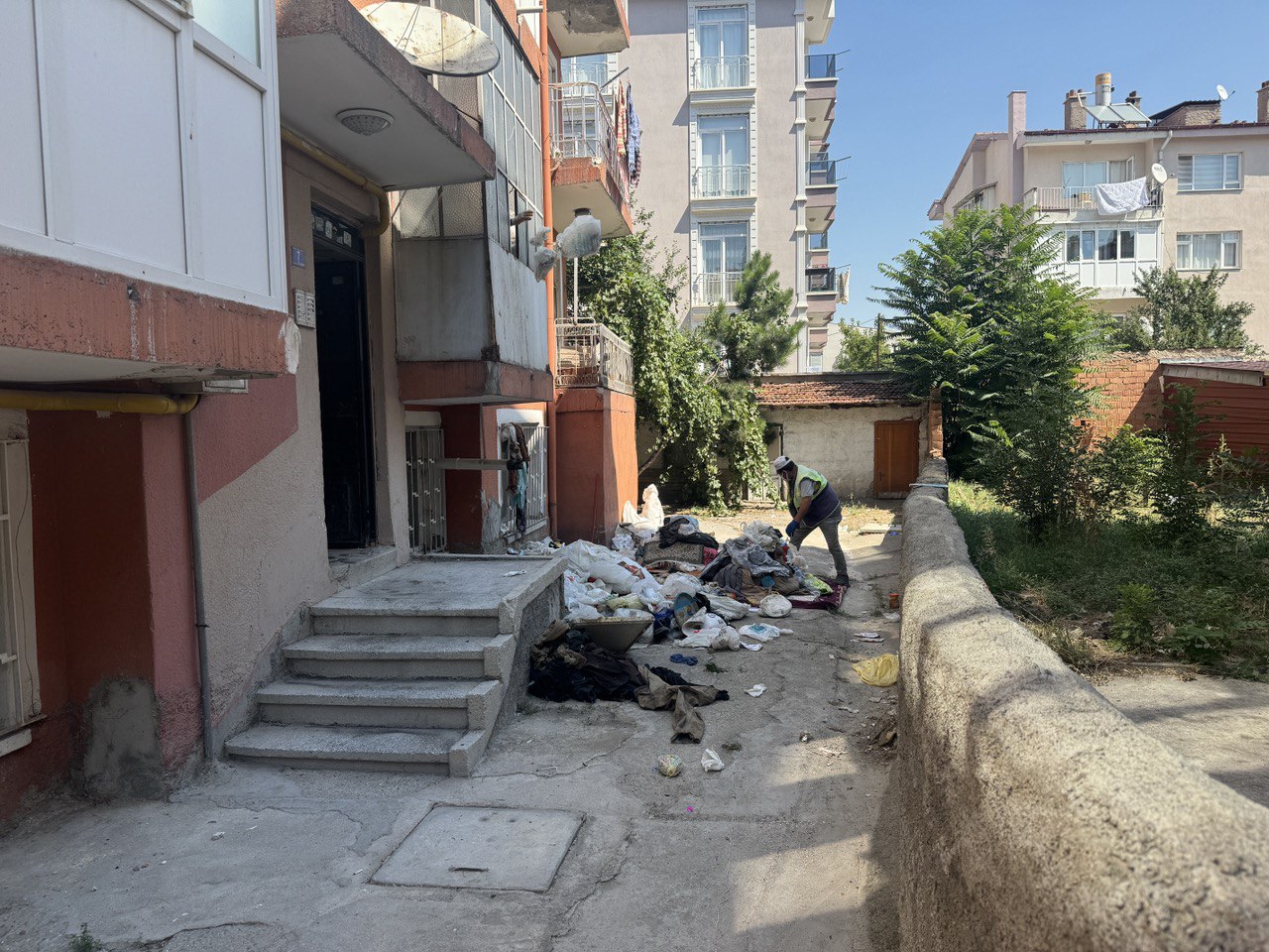 CUMHURİYET MAHALLESİ'NDEKİ BİR EVDEN 1 KAMYON ÇÖP ÇIKTI