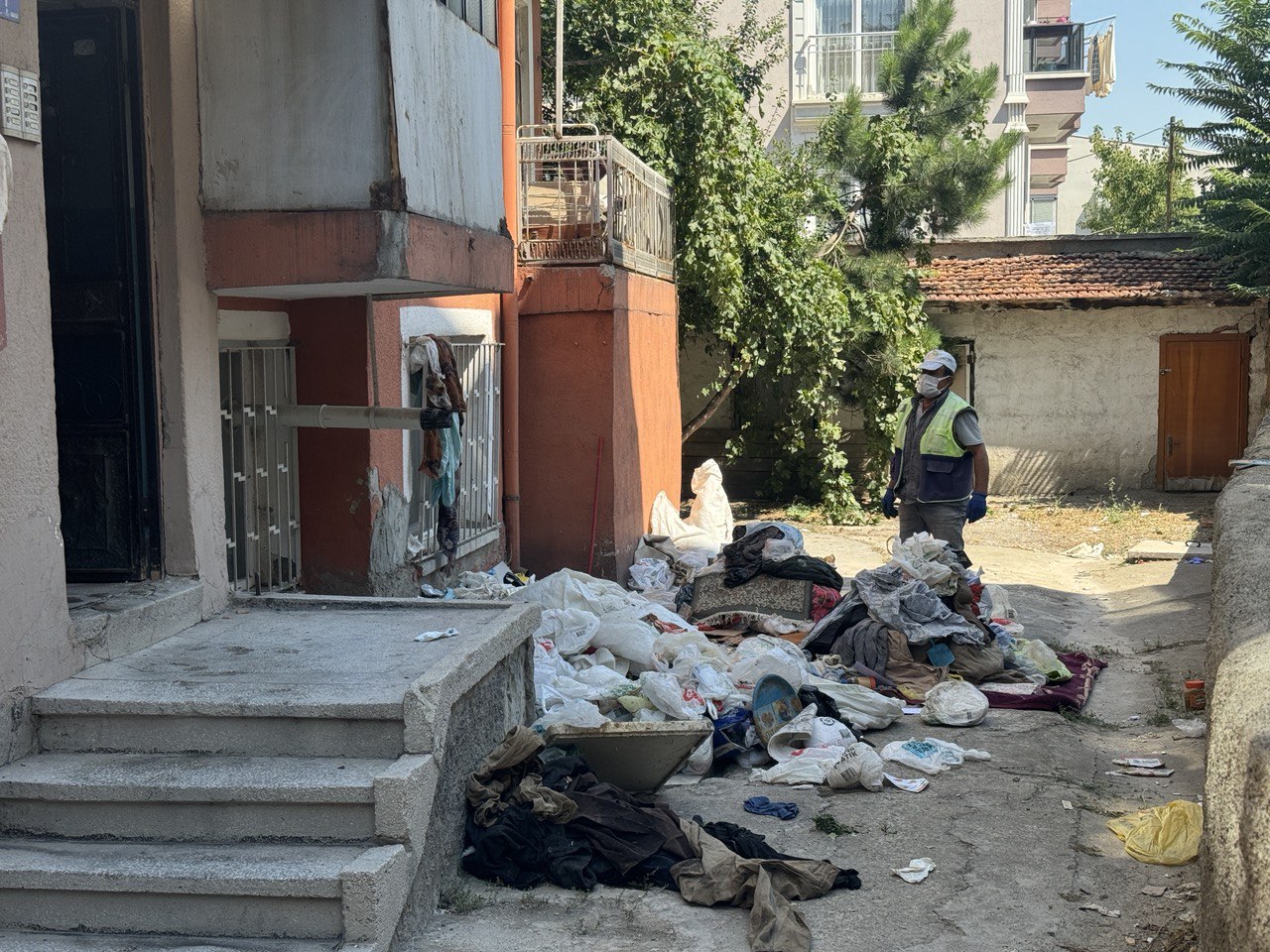 CUMHURİYET MAHALLESİ'NDEKİ BİR EVDEN 1 KAMYON ÇÖP ÇIKTI