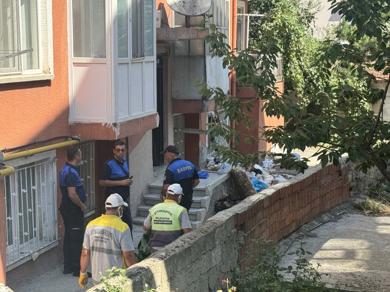 CUMHURİYET MAHALLESİ'NDEKİ BİR EVDEN 1 KAMYON ÇÖP ÇIKTI