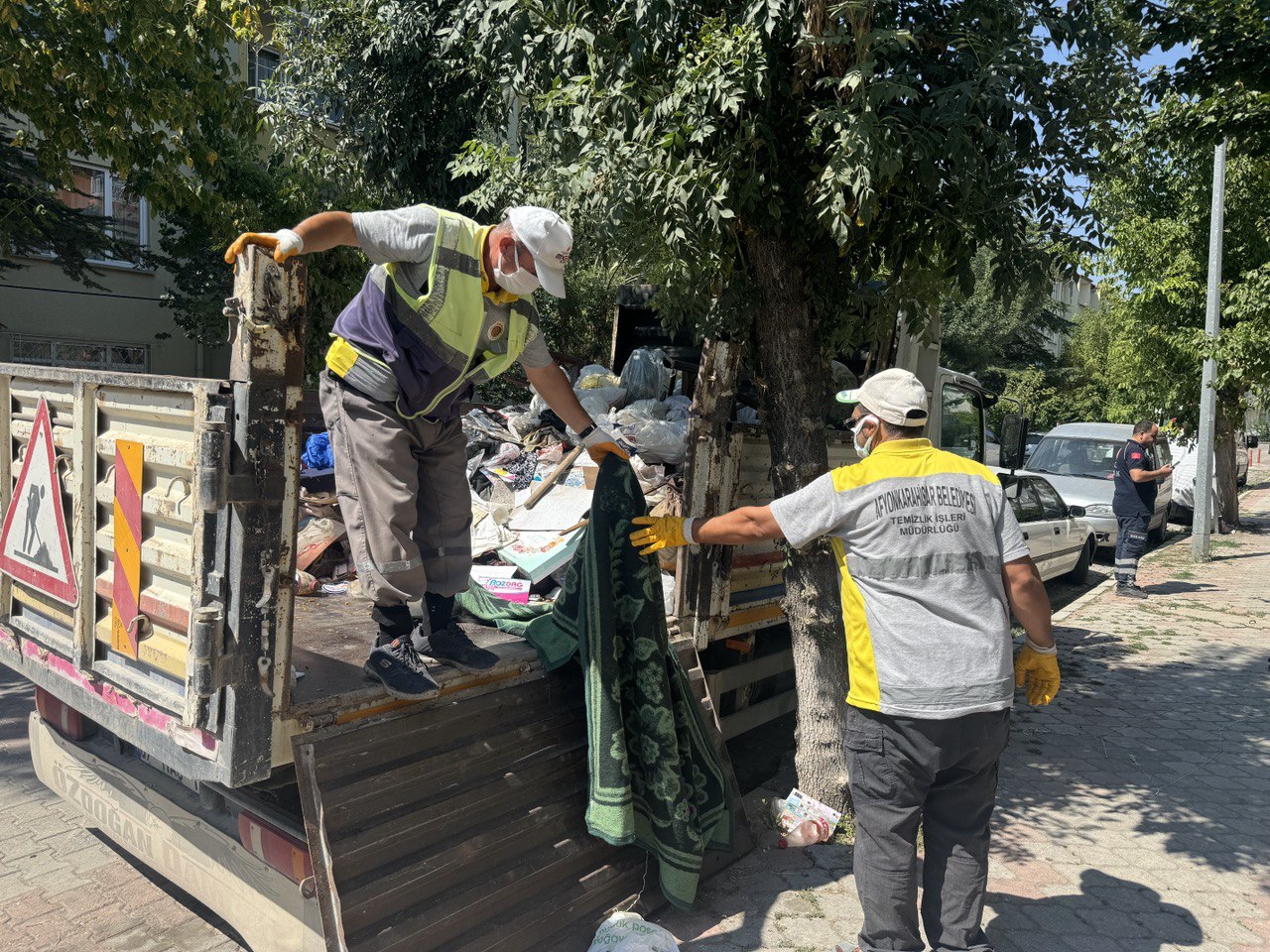 CUMHURİYET MAHALLESİ'NDEKİ BİR EVDEN 1 KAMYON ÇÖP ÇIKTI