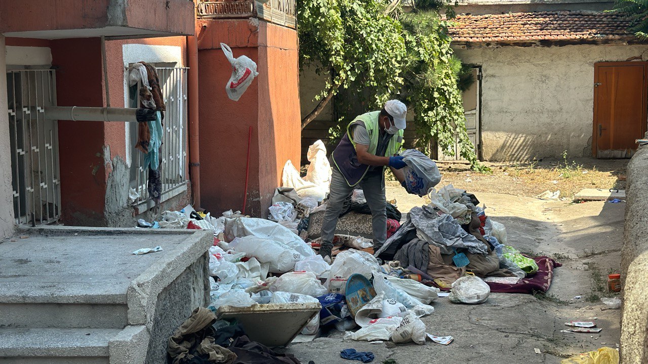 CUMHURİYET MAHALLESİ'NDEKİ BİR EVDEN 1 KAMYON ÇÖP ÇIKTI